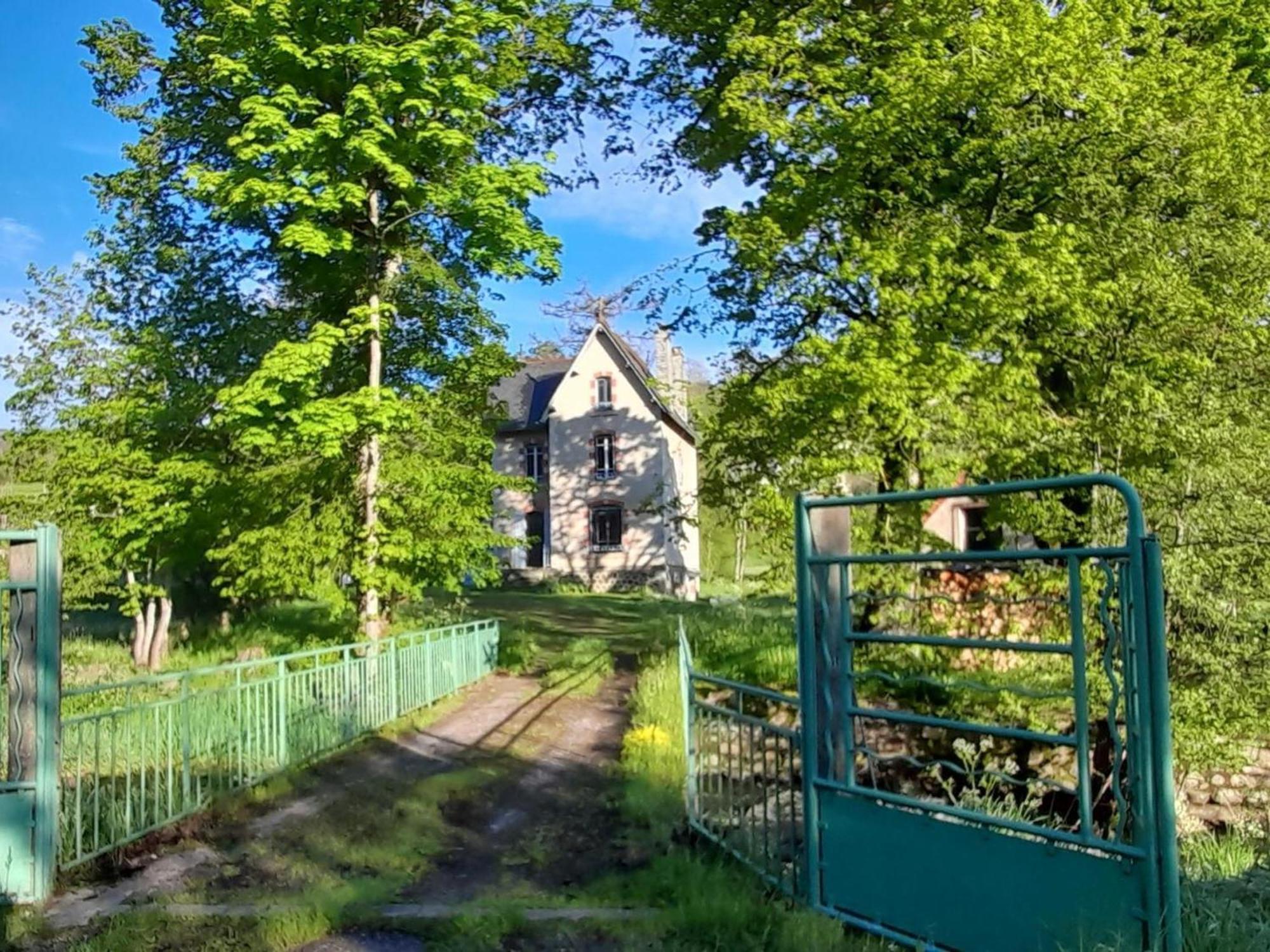 Holiday home Gite Independant Au Coeur Des Volcans D'auvergne Avec Jardin Privatif, Cheminee Et Randonnees A Proximite - Fr-1-742-549
